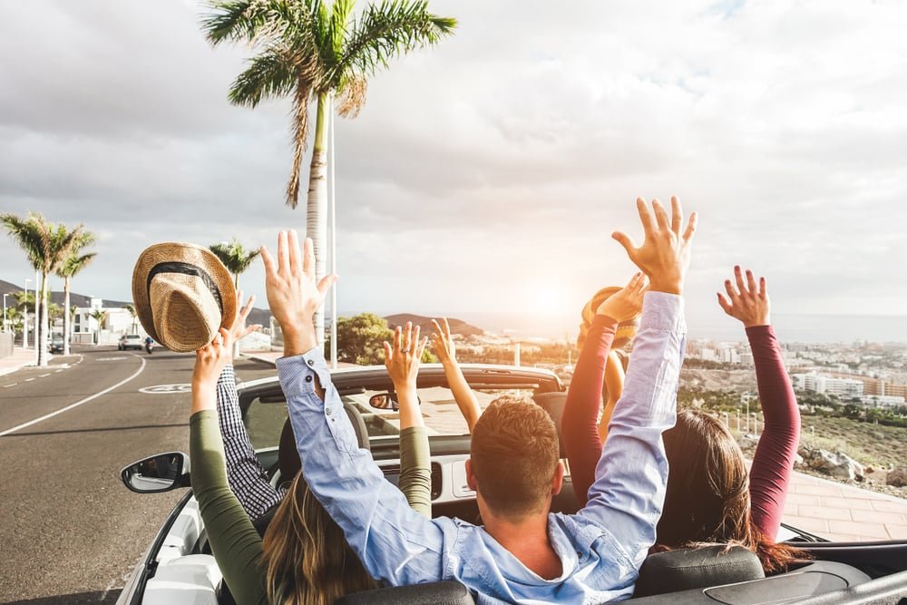 Familia en Ibiza viajando con manos levantadas